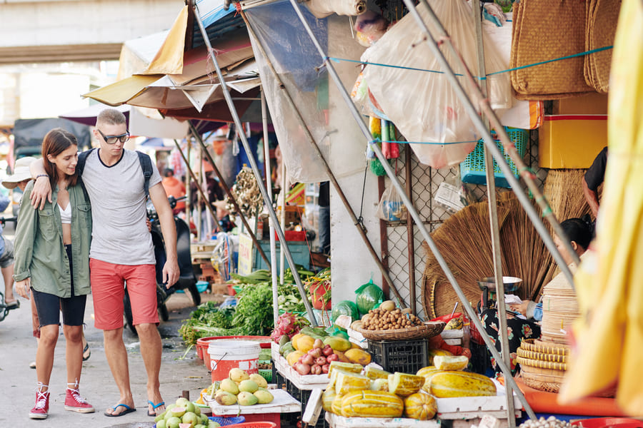 Hombre y mujer comprando en mercado chino