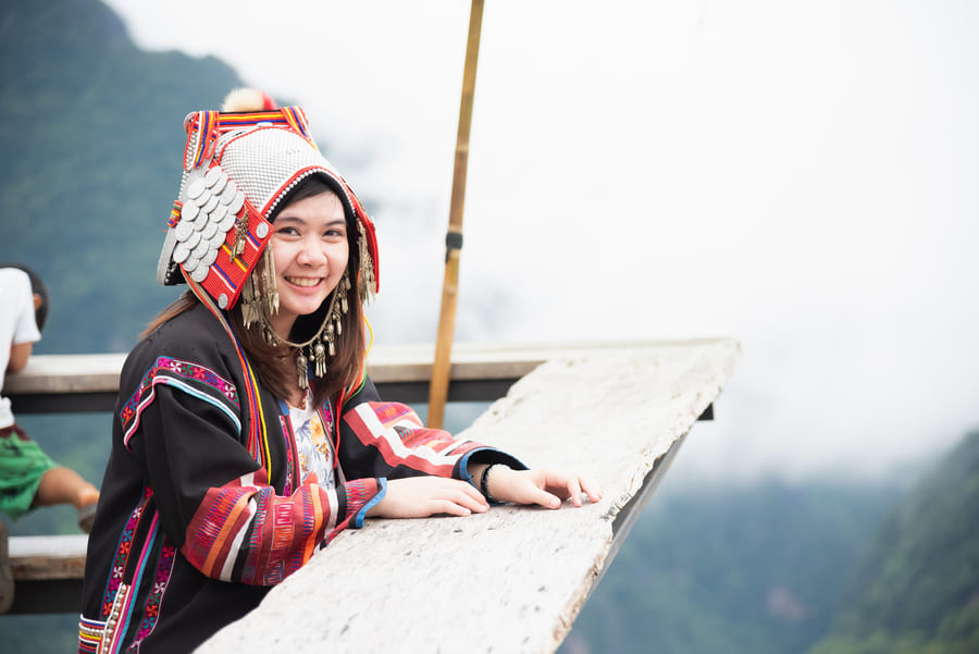 Mujer de Yunnan con vestimenta autóctona