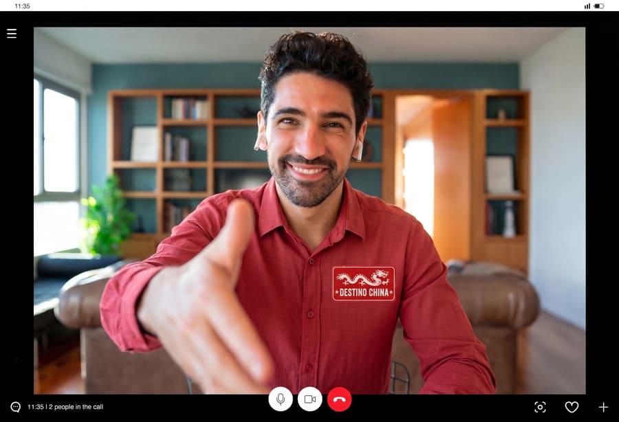 Asesor extendiendo la mano para cerrar el viaje a China